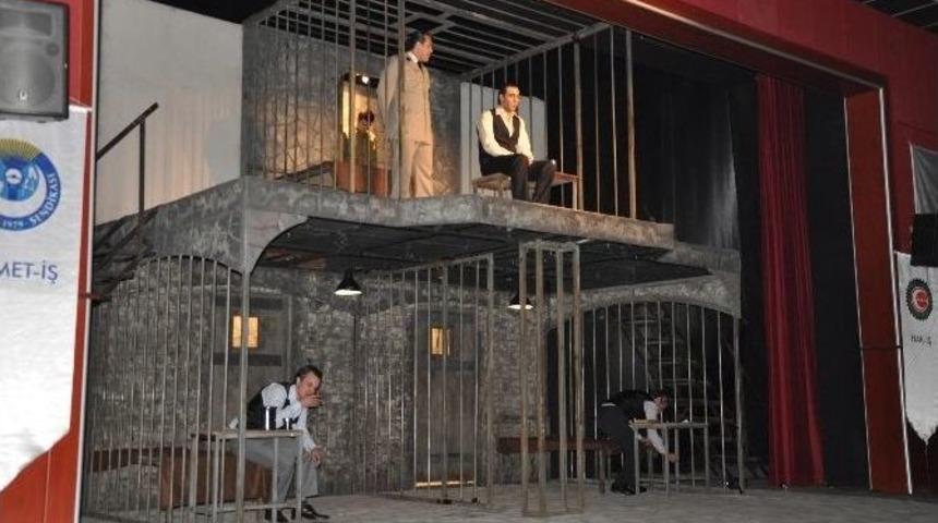 &lsquo;yaslıada&rsquo; Adlı Tiyatro Oyunu İzleyiciler Tarafından Tam Not Aldı