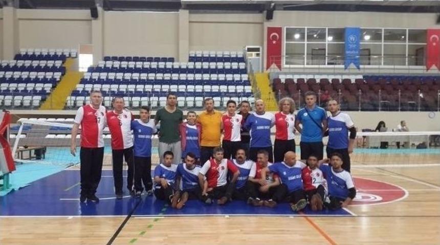Oturarak Voleybol Ligi M&uuml;sabakaları Katıldılar