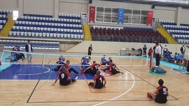 Oturarak Voleybol Ligi Müsabakaları Katıldılar