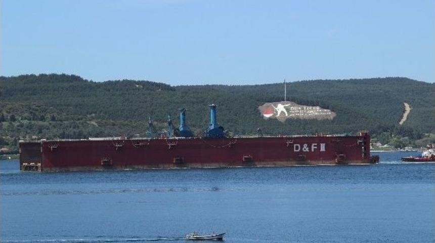 Y&uuml;zer Havuz &Ccedil;anakkale Boğazı&rsquo;ndan Ge&ccedil;ti