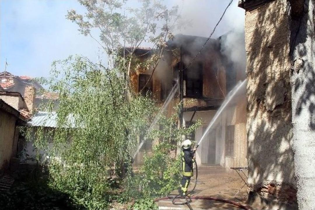 İki Katlı Ev Sobadan &Ccedil;ıkan Yangında K&uuml;l Oldu