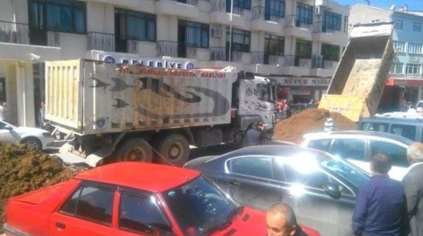 Cezaya Kızan İşadamı, 2 Kamyon Toprağı Belediyenin &Ouml;n&uuml;ne D&ouml;kt&uuml;