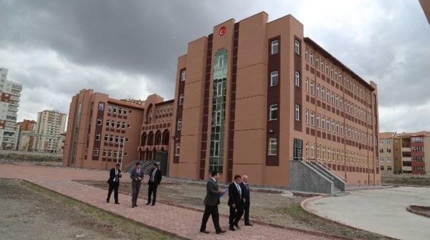 Vali D&uuml;zg&uuml;n&rsquo;den İki Okul İnşaatına Yerinde İnceleme