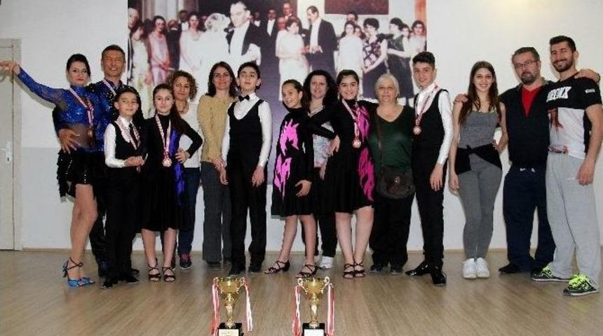 &Ccedil;ankaya Belediyesi Eşli Danslar Topluluğu Dansa G&ouml;n&uuml;l Vermiş İnsanları Buluşturuyor