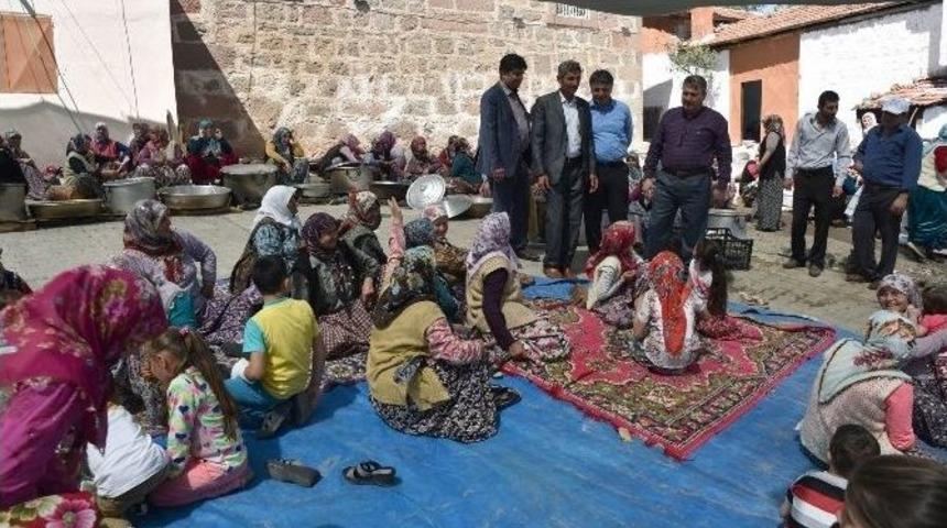 Başkan &Ccedil;er&ccedil;i Hayır Yemeklerine Katıldı