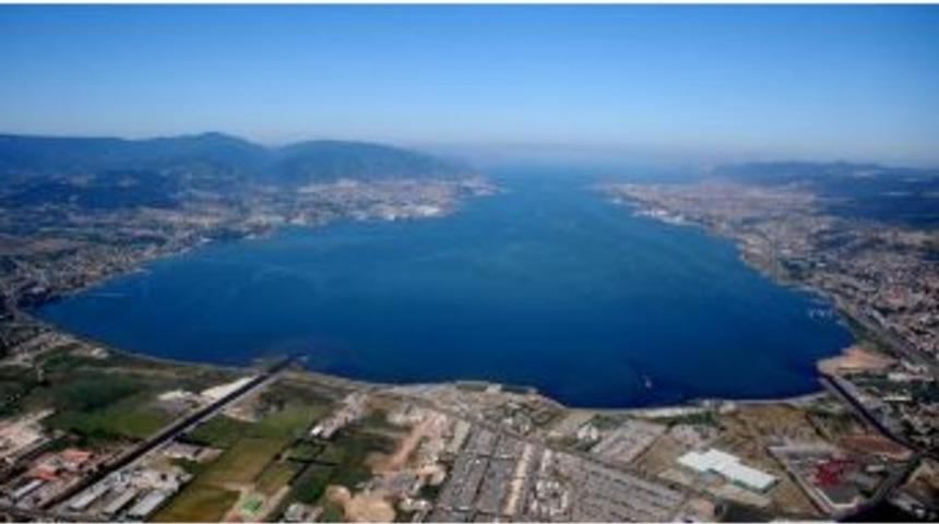 İzmit K&ouml;rfezi&rsquo;ndeki Kızıllığın Alg Patlaması Olduğu A&ccedil;ıklandı