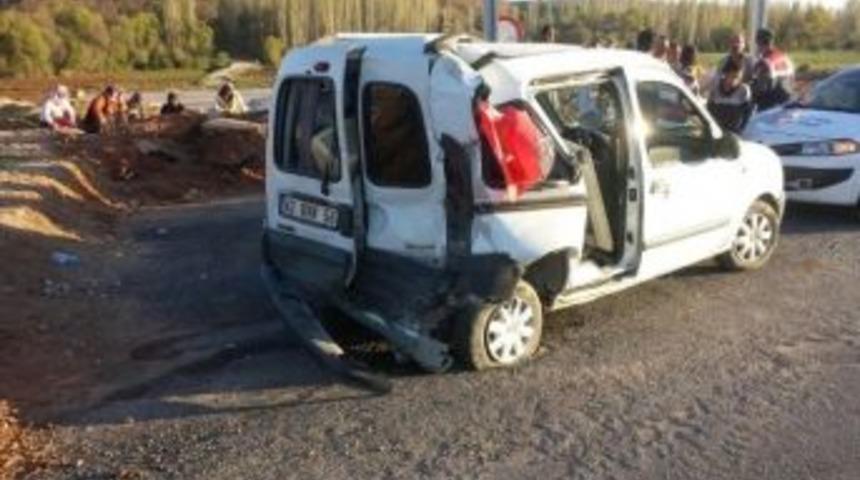 Kamyonla Hafif Ticari Ara&ccedil; &Ccedil;arpıştı: 6 Yaralı