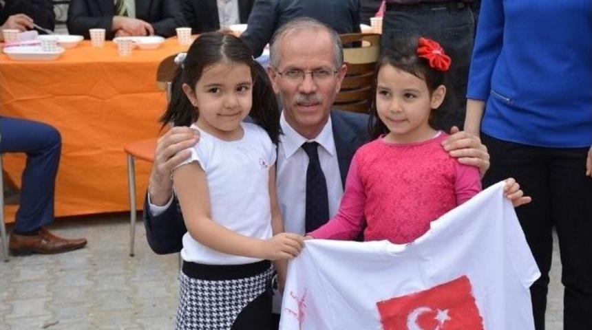 Anaokulu Öğrencileri Tişörtlerine Türk Bayrağını Boyadı