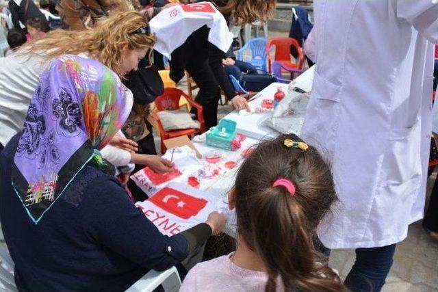 Anaokulu Öğrencileri Tişörtlerine Türk Bayrağını Boyadı