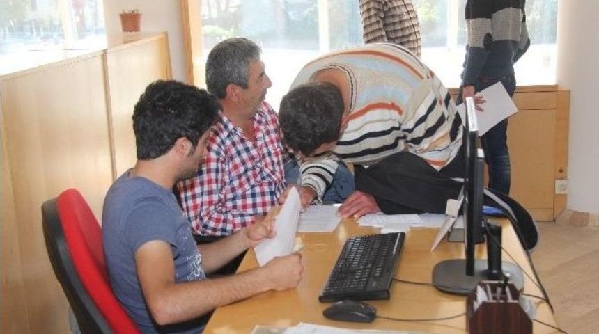 Burhaniye Belediyesi Hibeler İçin Çiftçilere Yardımcı Oluyor