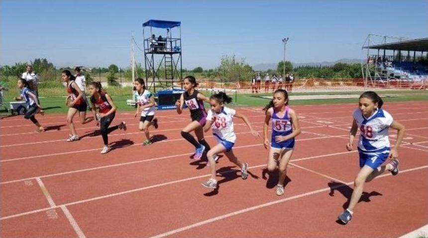 Kardeşk&ouml;y Pisti K&uuml;&ccedil;&uuml;k Atletleri Ağırladı