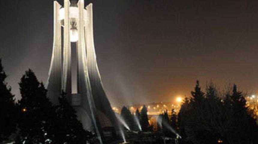 &Ouml;zal&rsquo;ın anıt mezarında hareketli dakikalar