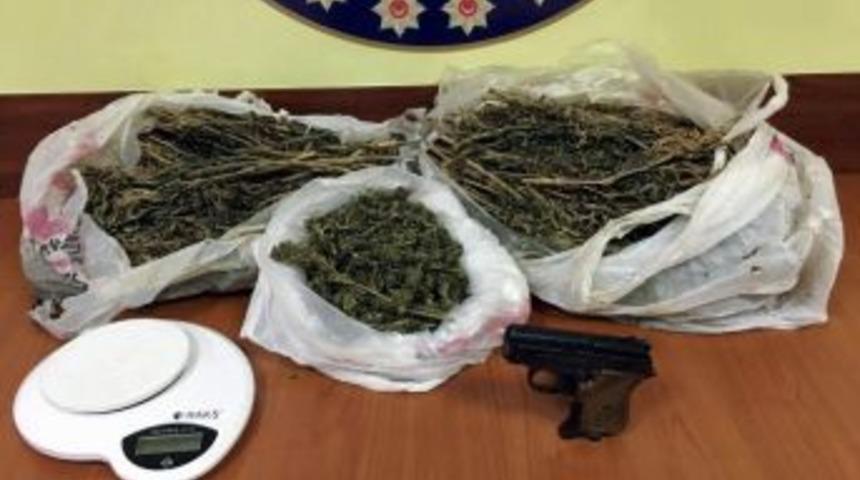 Dere Yatağı Ve Samanlığa Gizlemiş 2,4 Kilo Esrar Ele Ge&ccedil;irildi