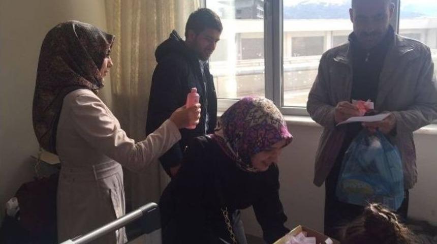 Muşlu Gen&ccedil;ler G&uuml;l Suyu Ve Lokum Dağıttı