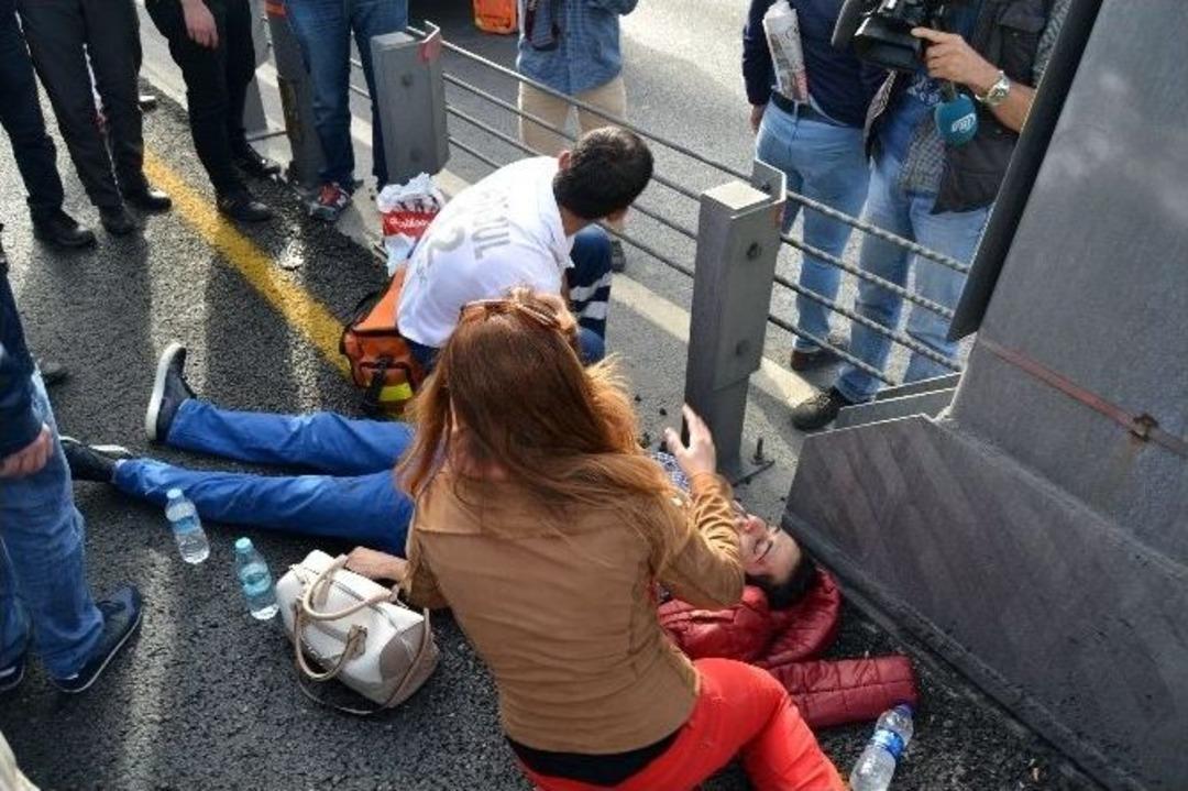 Metrob&uuml;sten Panikle Atlayan Yolcuya Başka Bir Metrob&uuml;s &Ccedil;arptı