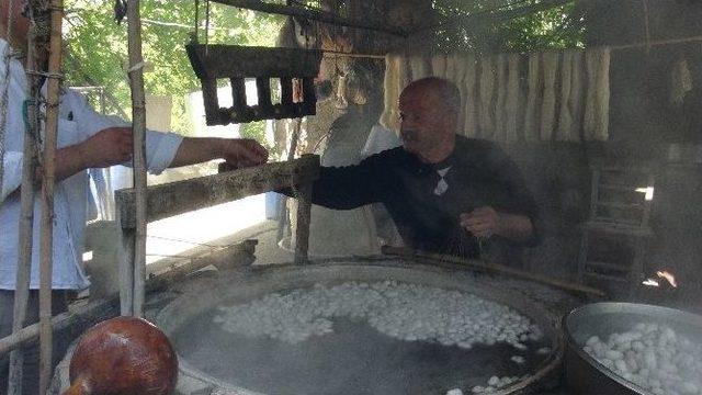 Hatay’da İpek Böceği Yetiştiricileri Hasada Başladı