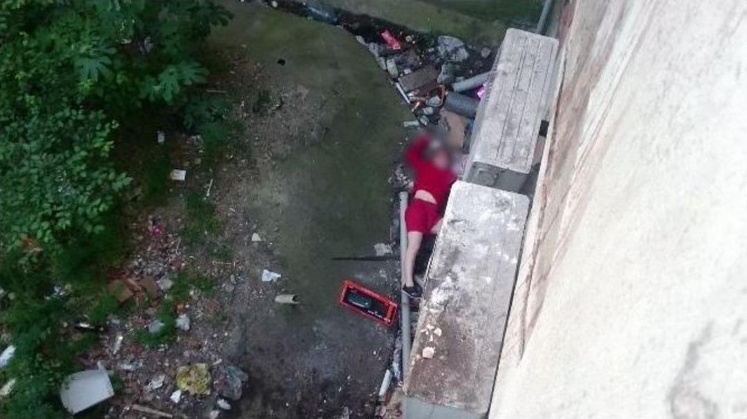 Balkondan İki Apartmanın Arasına D&uuml;şen Kadın Yaralandı