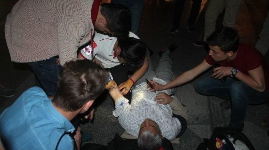 Cep Telefonu Işığı Yardımıyla Yaralıya M&uuml;dahale