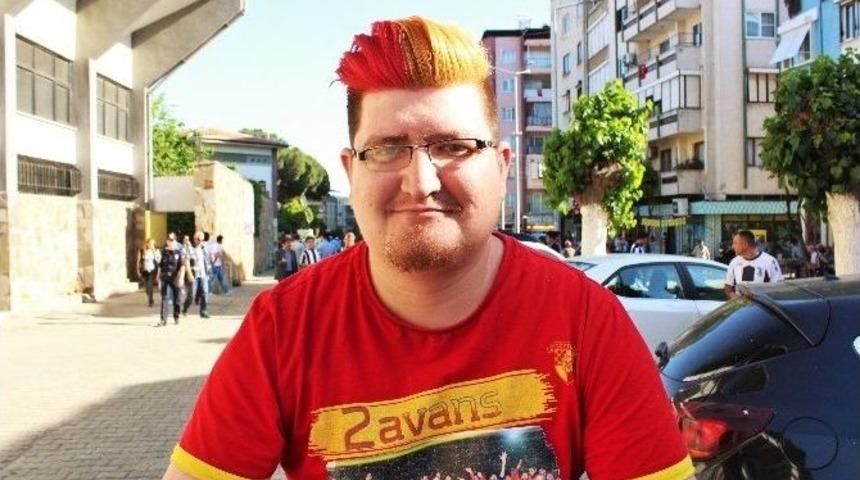 Takımı İ&ccedil;in Sa&ccedil;larını Boyattı