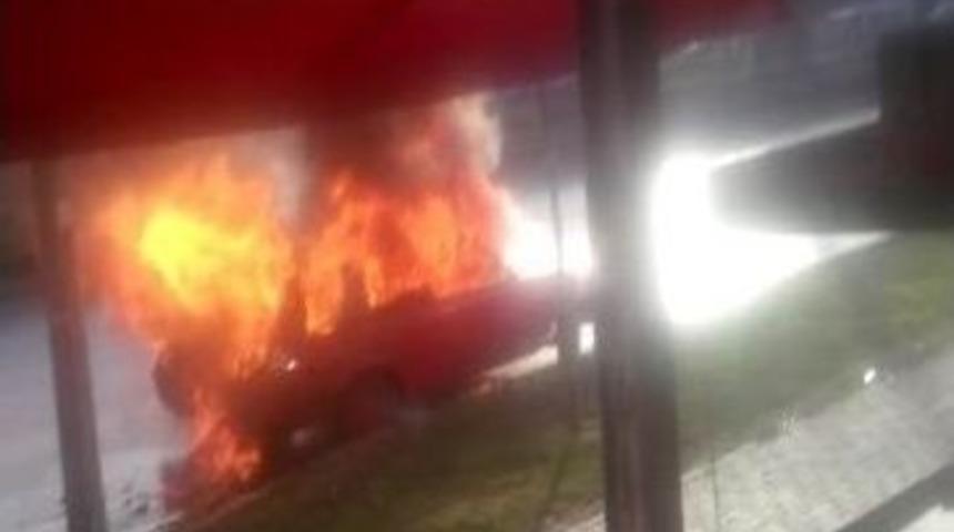 (özel Haber) Alev Alan Otomobilin Patlamaları Saniye Saniye Kaydedildi