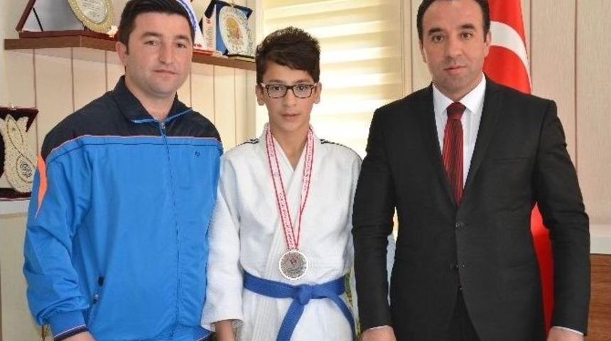 Karab&uuml;k&rsquo;ten Başarıyla D&ouml;nen Judocuya İl M&uuml;d&uuml;r&uuml; Yıldız&rsquo;dan Tebrik