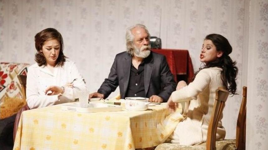 “sardunya Çiçekleri” İsimli Oyun Sahnelendi