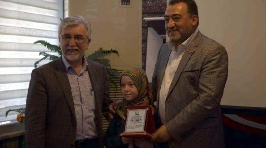 T&uuml;rkiye &Uuml;&ccedil;&uuml;nc&uuml;s&uuml; Hayrunisa Gedik&rsquo;e Milletvekili Ş&uuml;kr&uuml; Nazlı&rsquo;dan Plaket