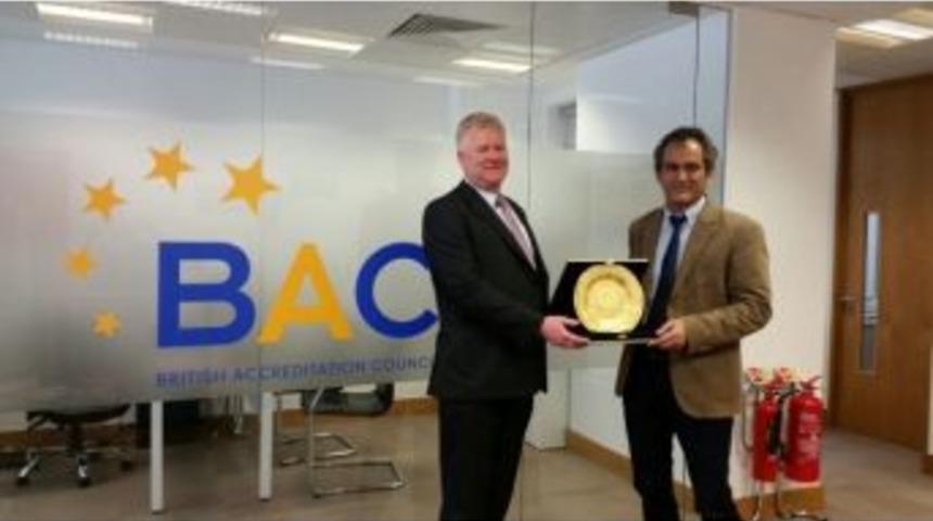 Be&uuml; Rekt&ouml;r&uuml; &Ouml;zer, Bac Başkanı Fear İle G&ouml;r&uuml;şt&uuml;