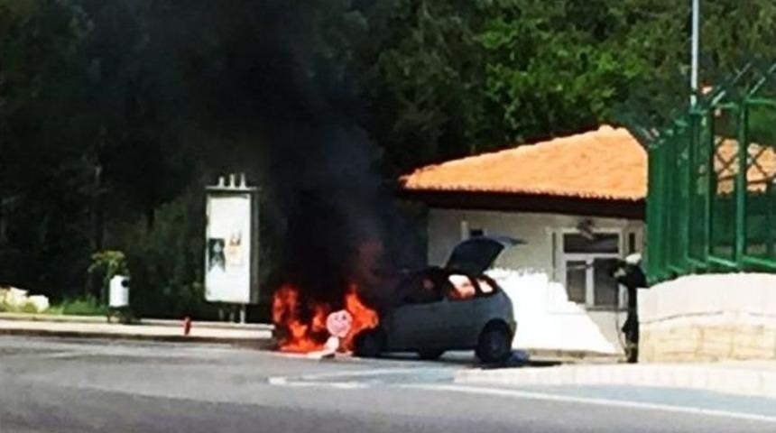 Muğla&rsquo;da Hareket Halindeki Otomobil Alev Alev Yandı
