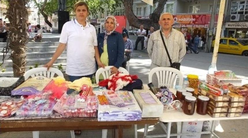 Kermes Geliri İhtiya&ccedil; Sahibi &Ouml;ğrencilere Kalem Defter Olacak
