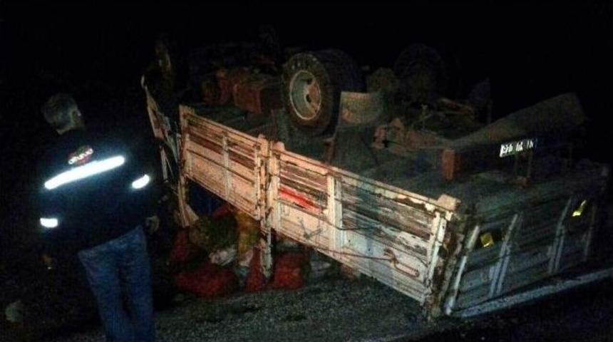 G&ouml;lbaşı İl&ccedil;esinde Kamyon Şarampole U&ccedil;tu