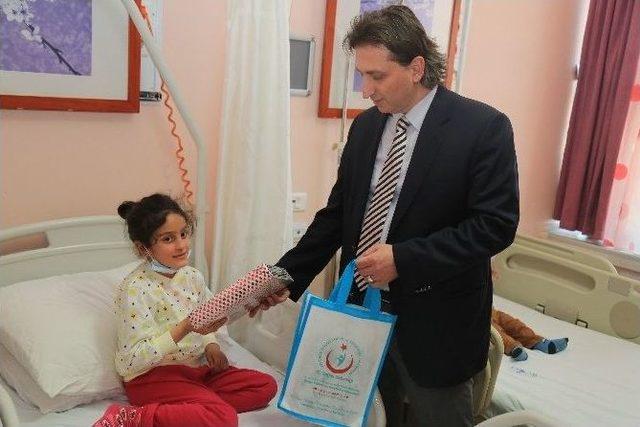 Hastanenin K&uuml;&ccedil;&uuml;k Konuklarına 23 Nisan Hediyesi 1