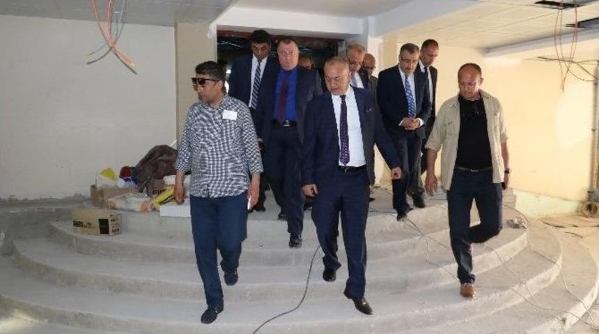 Başkan Erg&uuml;n, Yenilenen Tiyatro Salonunu İnceledi