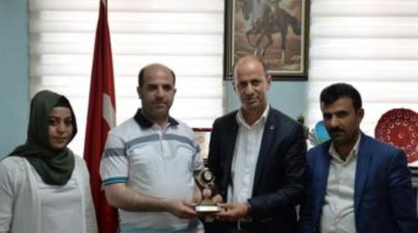 K&ouml;y Korucuları Konfederasyonu Başkanı S&ouml;zen&rsquo;den Yavuz&rsquo;a Plaket