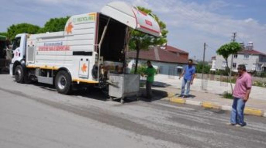 Dilovası&rsquo;nda &Ccedil;&ouml;p Konteynerleri Temizleniyor