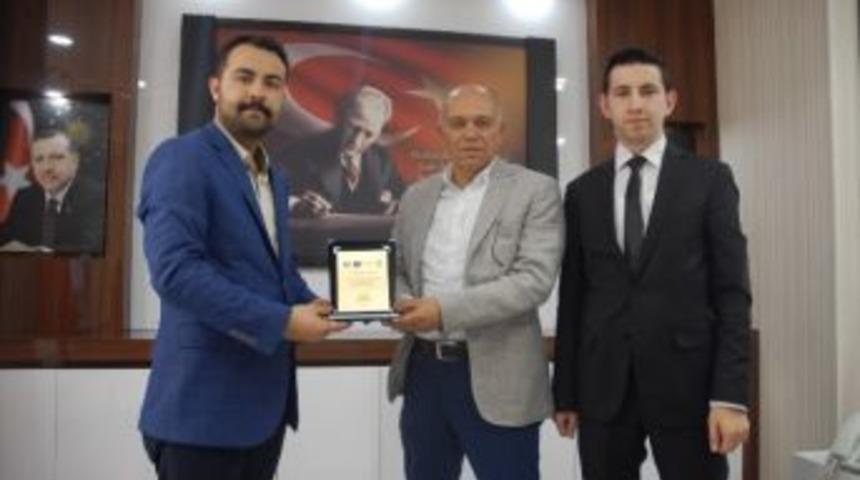Km&uuml;&rsquo;l&uuml; &Ouml;ğrencilerden Başkan &Ccedil;alışkan&rsquo;a Plaket