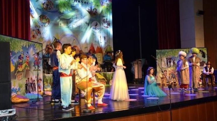 Şehir Tiyatrosu, &lsquo;ak Masal-kara Masal&rsquo;ı Oynadı