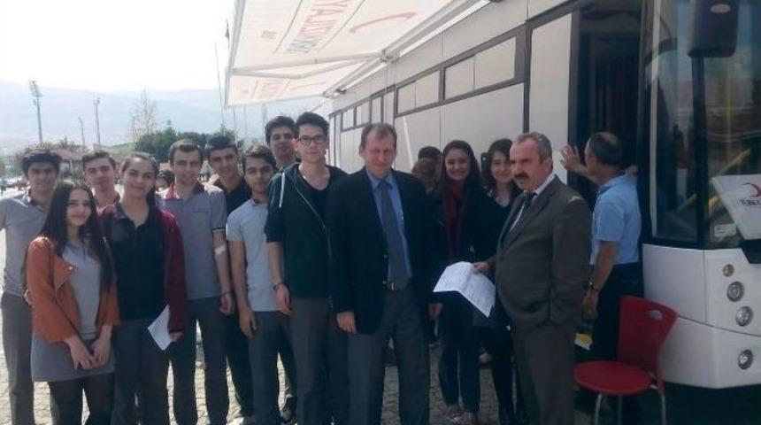 &Ouml;ğrencilerden Anlamlı Kan Bağışı