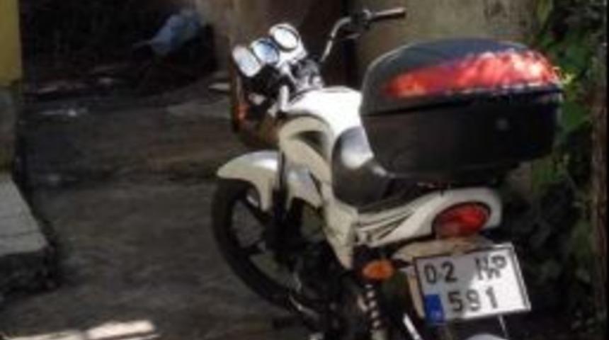Bah&ccedil;edeki Motosiklet &Ccedil;alındı