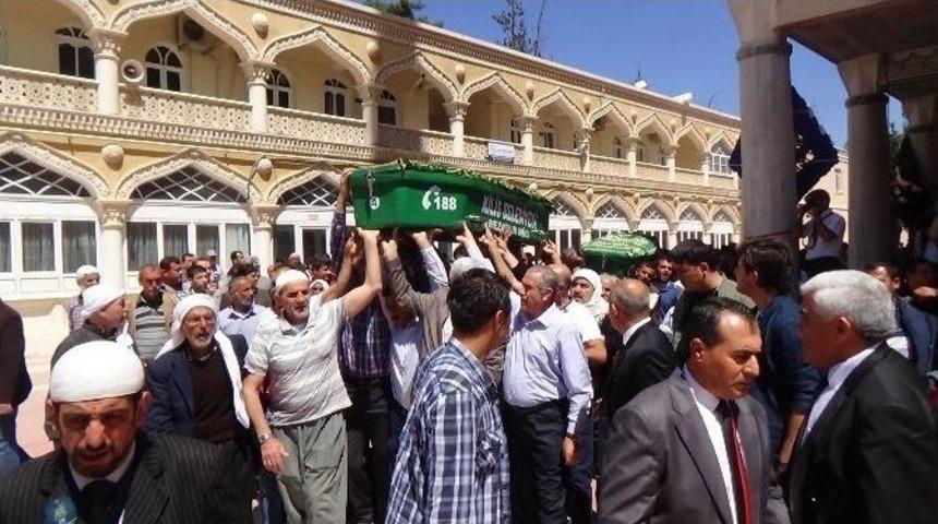 Roketli Saldırıda &Ouml;len 2 Suriyeli Toprağa Verildi