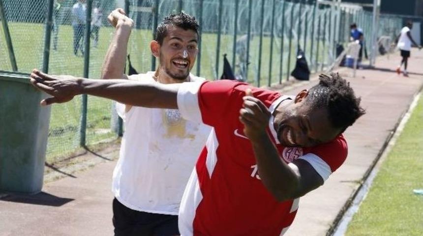 Antalyaspor&rsquo;da Emrah&rsquo;a Yumurtalı Doğum G&uuml;n&uuml;
