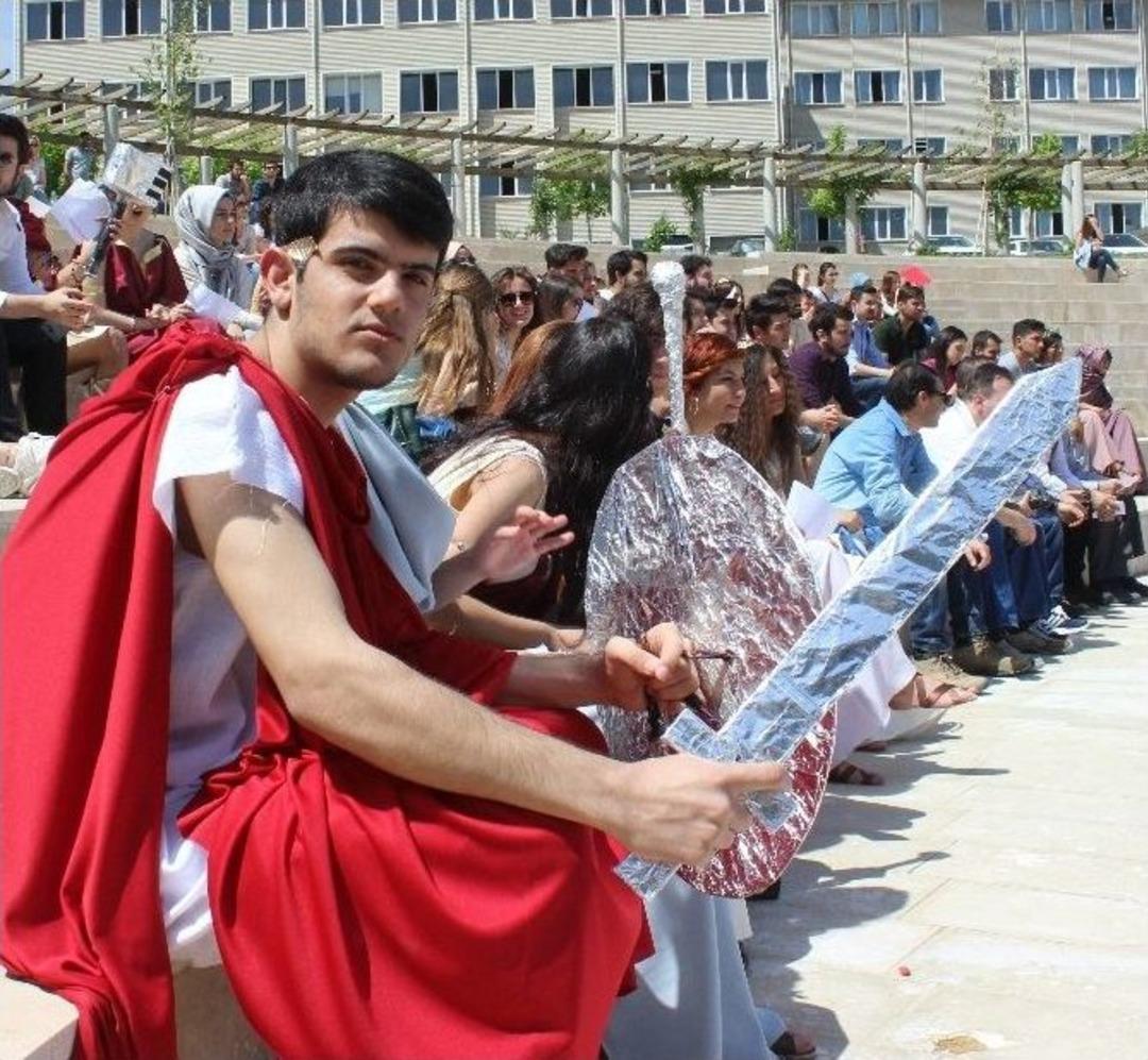 Antik &Ccedil;ağ Kıyafetleri G&ouml;r&uuml;c&uuml;ye &Ccedil;ıktı