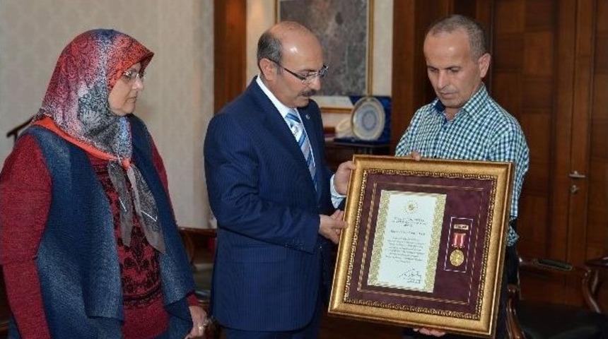 Şehit Ailesine &rsquo;devlet &Ouml;v&uuml;n&ccedil; Madalyası&rsquo;