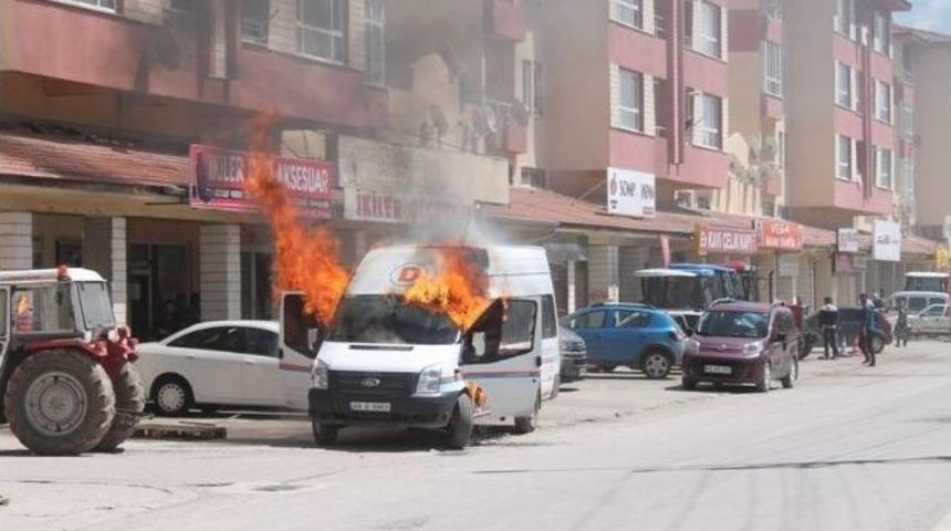 Halk Minib&uuml;s&uuml; Cayır Cayır Yandı