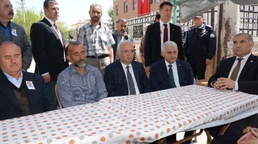 Bakan Yıldırım Ve Elitaş Şehit Babasını Ziyaret Etti