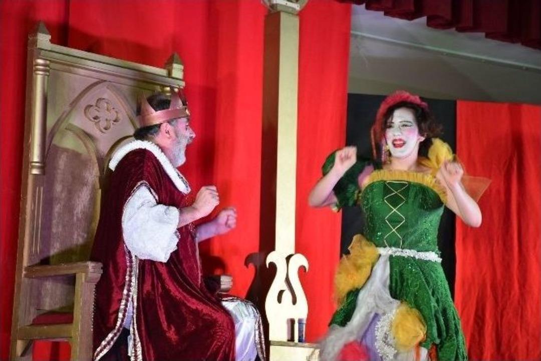 Dursunbey&rsquo;de Kralın Diş Ağrısı Tiyatrosu Sergilendi