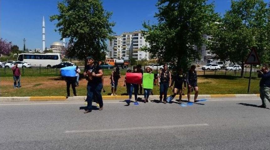 &Uuml;niversite &Ouml;ğrencilerinden İlgin&ccedil; &Uuml;st Ge&ccedil;it Eylemi