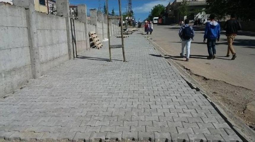 Kahta İl&ccedil;e Belediyesinin Kaldırım &Ccedil;alışmaları Devam Ediyor