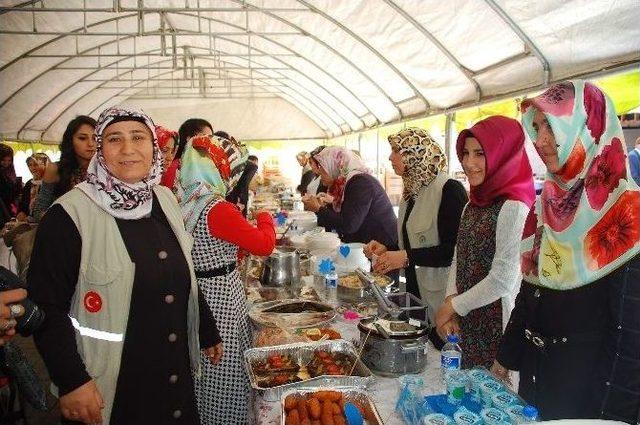 Yetim Çocuklar Yararına Kermes Düzenlendi