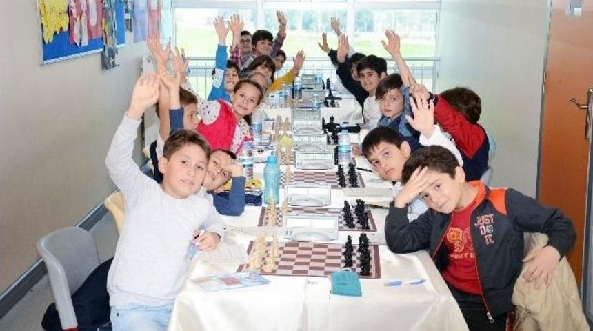 Om&uuml; Vakfı Koleji&rsquo;nde 23 Nisan Satran&ccedil; Turnuvası